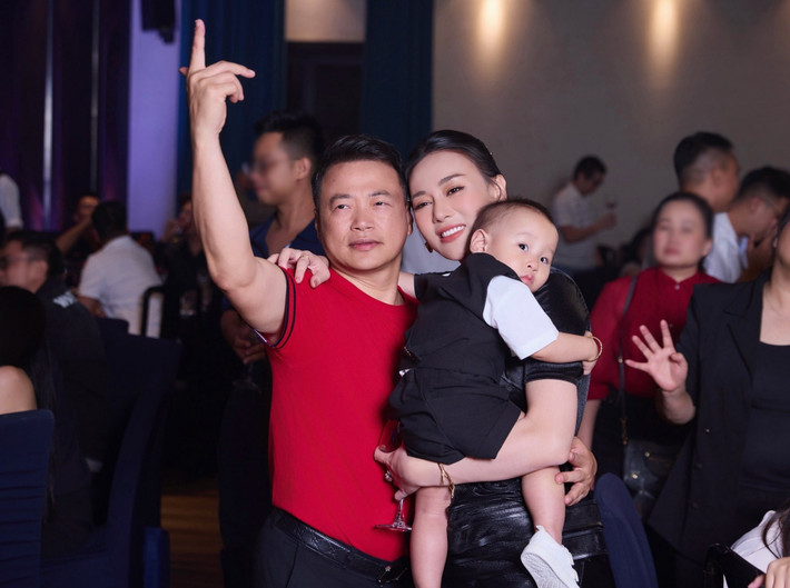 "Anh Bình bảo tôi phải diễn tình cảm chân thật lên, hôn cũng phải chân thật, không được nhạt nhòa đâu, nhưng sau lại hỏi phim này có cảnh nóng không. Dù nói như vậy, nhưng anh ấy thực ra vẫn để tâm", Phương Oanh cho biết.