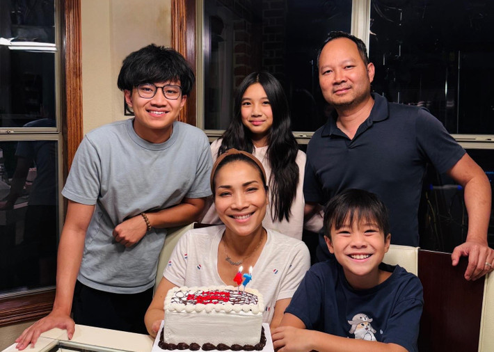 Hồng Ngọc cho rằng âm nhạc chỉ là nơi cô thở, còn nhà mới là nơi cô thuộc về. “Khán giả có thể làm em rung động bằng nghệ thuật nhưng chỉ có anh làm em thấy bình yên”, nữ ca sĩ trải lòng.