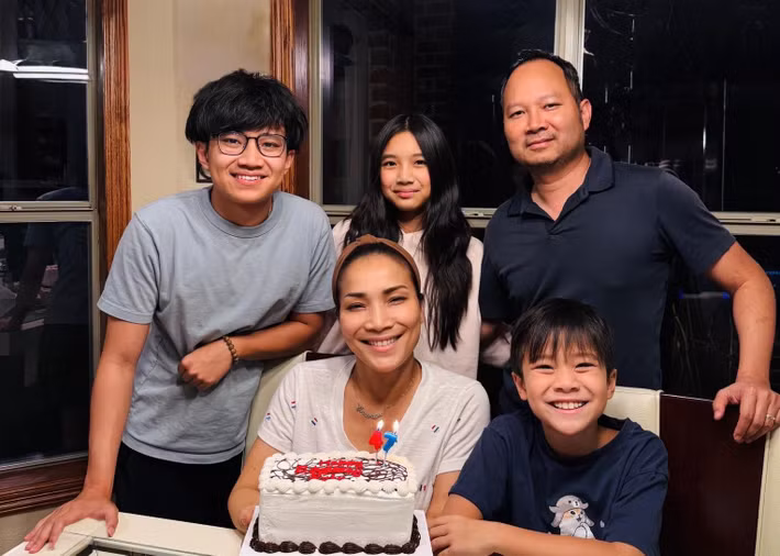 Hồng Ngọc cho rằng âm nhạc chỉ là nơi cô thở, còn nhà mới là nơi cô thuộc về. “Khán giả có thể làm em rung động bằng nghệ thuật nhưng chỉ có anh làm em thấy bình yên”, nữ ca sĩ trải lòng.