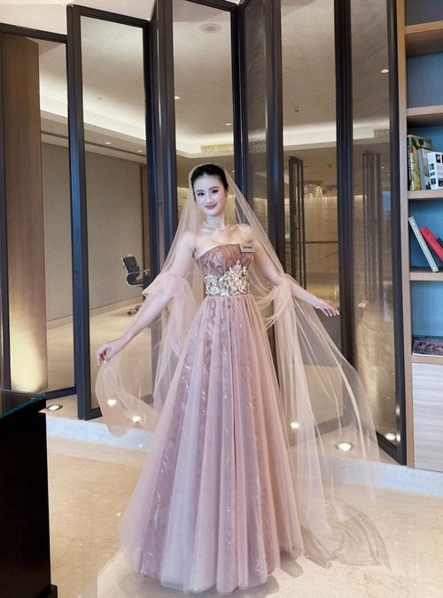 Phong cách thời trang của Ý Nhi trong gần 1 tháng thi đấu được đánh giá cao. Mỗi ngày tham gia các hoạt động, đại diện Việt Nam lại xuất hiện với một hình ảnh mới. Ảnh: FB Ý Nhi.