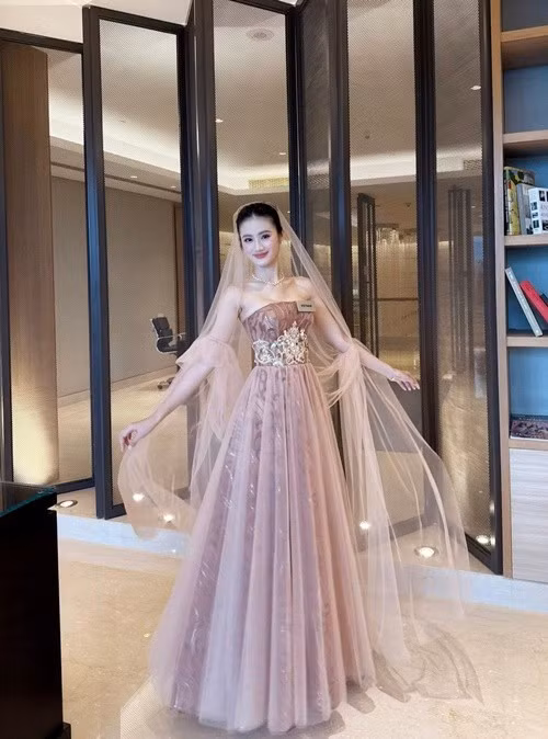 Phong cách thời trang của Ý Nhi trong gần 1 tháng thi đấu được đánh giá cao. Mỗi ngày tham gia các hoạt động, đại diện Việt Nam lại xuất hiện với một hình ảnh mới. Ảnh: FB Ý Nhi.