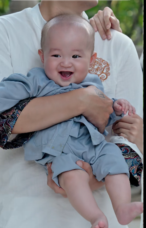 Nhóc tì nhà Hồ Quang Hiếu trộm vía bụ bẫm, sở hữu làn da trắng hồng. Ảnh: TikTok Hồ Quang Hiếu.