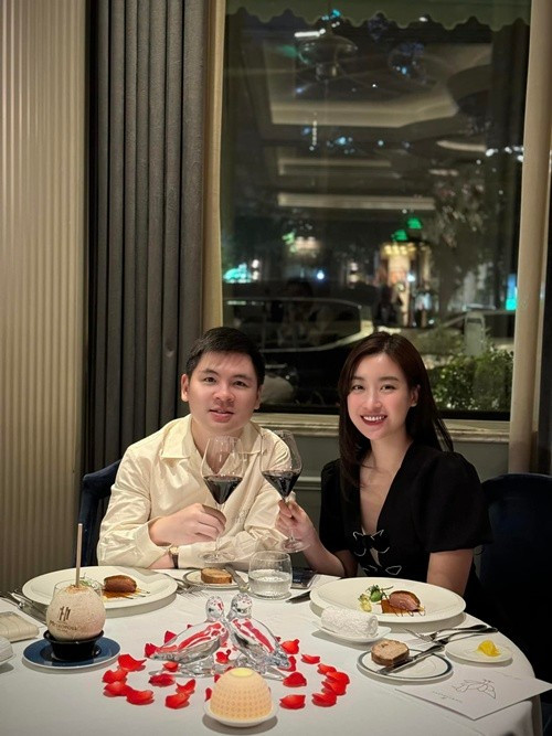 Nàng hậu và chồng kỷ niệm 1 năm ngày cưới. Ảnh: FB Đỗ Vinh Quang.