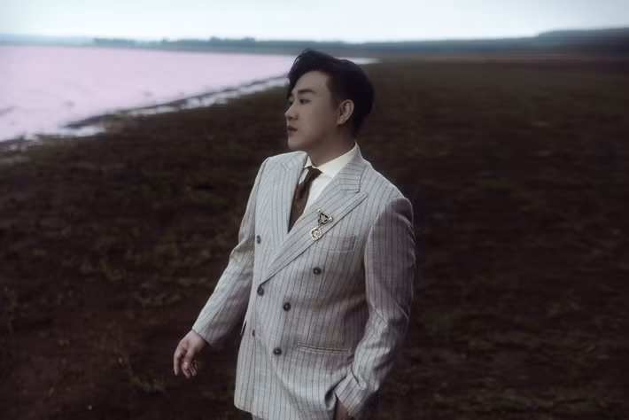 Trước đó, năm 2018, Trung Quân Idol từng gây tranh cãi khi chê chương trình Táo Quân sau đêm phát sóng giao thừa. Theo Dân Việt, nam ca sĩ đăng trạng thái cho rằng chương trình năm đó “quá mờ nhạt”. Trước phản ứng từ khán giả, anh khẳng định: “Dở là dở, mà dở thì không sang. Mỗi vùng miền có cảm giác cái hay riêng. Em thấy hay không có nghĩa người khác thấy hay”.