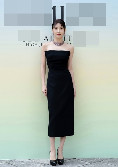 Không chỉ có gương mặt đẹp, Ha Ji Won còn ghi điểm nhờ vóc dáng thon gọn, săn chắc, phản ánh lối sống năng động và kỷ luật trong việc tập luyện. Ảnh: Instagram Ha Ji Won.