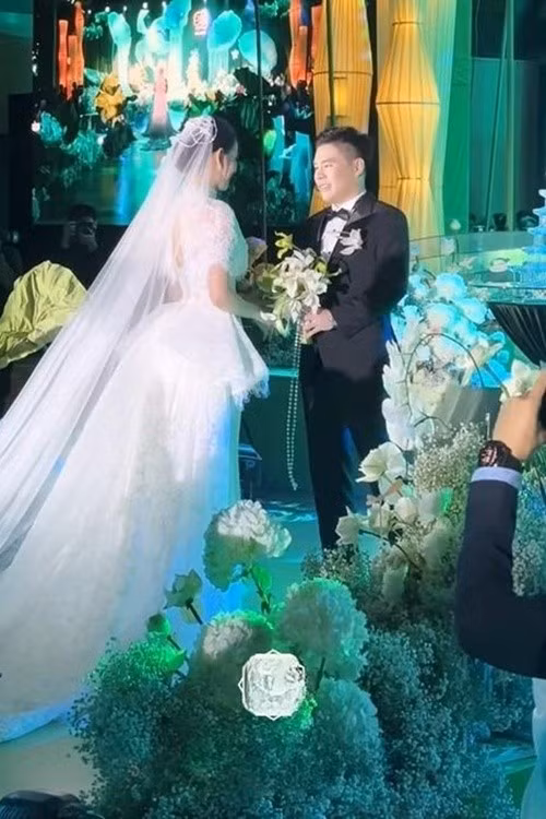 Chồng Hương Liên đang công tác trong cơ quan nhà nước. Vào tháng 6/2025, vợ chồng nữ người mẫu tổ chức lễ ăn hỏi. Vào tháng 7/2025, cặp đôi đăng ký kết hôn. Ảnh: Vietnamnet.