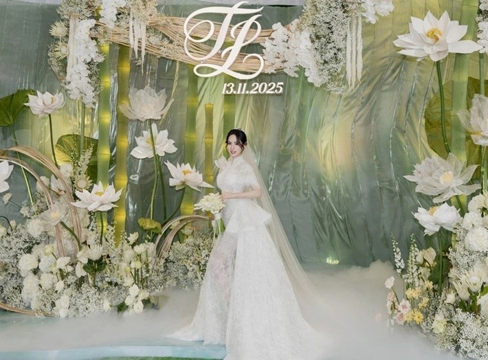 Theo Znews, cô dâu cùng ê-kíp đã tạo nên dòng suối nhân tạo bằng hơn 50 m vải organza để tỏ lòng biết ơn với hai bên gia đình. Ảnh: Znews.