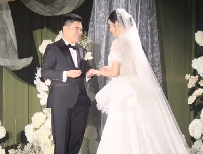 Vợ chồng Hương Liên rạng ngời hạnh phúc, thực hiện các nghi lễ trong đám cưới. Ảnh: Người Đưa Tin.