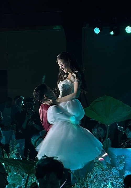 Lê Minh Trung và Hương Liên nhảy múa sau phần nghi lễ. Đáng chú ý, cô dâu được chú rể bế bổng, xoay vài vòng. Ảnh: Vietnamnet.