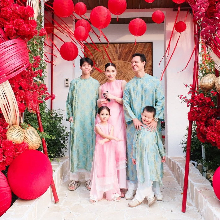 Hồ Ngọc Hà thường diện áo dài đồng điệu cùng con gái Lisa. Trong khi đó, Kim Lý cùng bé Leon và bé Subeo diện áo dài đôi. Ảnh: FB Hồ Ngọc Hà.