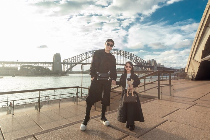 Nhà thiết kế Đỗ Mạnh Cường cùng con gái MyMy xuống phố ở Sydney (Úc). Ảnh: FB Đỗ Mạnh Cường.