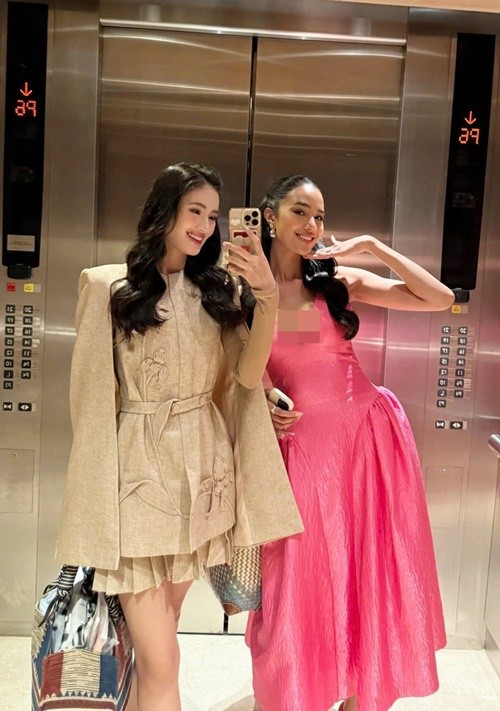 Ở phần thi Thử thách đối đầu, Ý Nhi thậm chí đã bật khóc khi lắng nghe câu chuyện vượt qua bệnh ung thư vú ở tuổi 16 của Suchata Chuangsri. Nhiều người đánh giá cao tình bạn giữa Ý Nhi và đại diện Thái Lan. Ảnh: FB Ý Nhi.