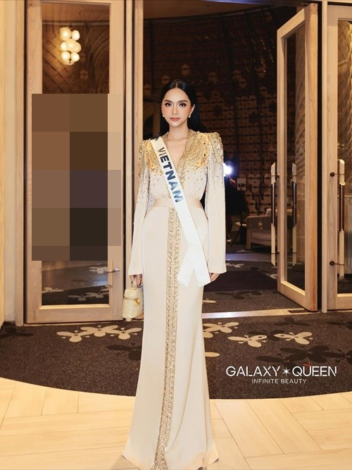 Đại diện Việt Nam khéo kết hợp trang phục với túi xách khi tham gia các hoạt động. Đến nay, bộ sưu tập túi xách của Hương Giang ở đấu trường nhan sắc quốc tế khá đa dạng. Ảnh: Galaxy Queen.