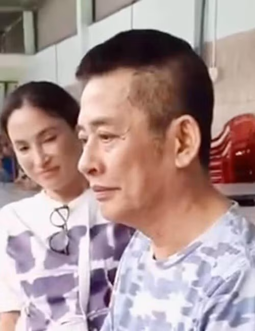 Diễn viên hài Tấn Beo bị đột quỵ năm 2023. Theo Znews, mới đây, anh phát hiện bệnh suy thận. Trong quá trình chống chọi bạo bệnh, anh có vợ và người thân đồng hành, chăm sóc. Ảnh: Người Lao Động.