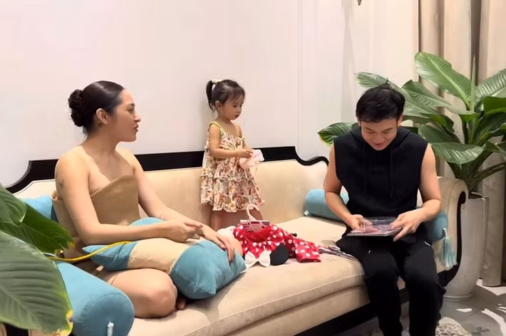 Bảo Anh thường xuyên đưa con gái đến gặp gỡ Dương Triệu Vũ. Ảnh: Người Đưa Tin.
