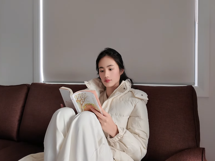 Khi rảnh rỗi, nàng hậu đọc sách. Ảnh: Youtube Ý Nhi.