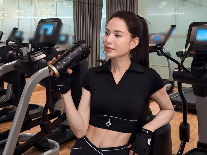 Người đẹp thường xuyên chia sẻ những khoảnh khắc tập luyện đầy năng lượng, truyền cảm hứng sống khỏe đến đông đảo người hâm mộ. Ảnh: Weibo Lý Nhược Đồng.