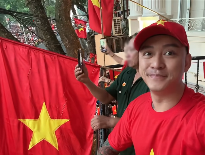 Tuấn Hưng thức trắng tại nhà trên mặt phố chờ xem diễu binh. Ảnh: FB Tuấn Hưng.