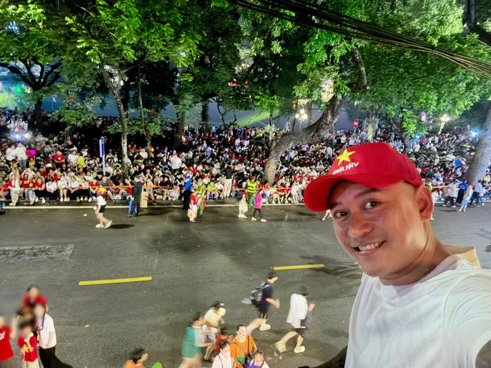 Trên trang cá nhân, nam ca sĩ cho biết, anh mở cửa nhà tại phố Hàng Khay (Hà Nội) để đón cựu chiến binh và người già cao tuổi đi xem diễu binh từ 1/9. Ảnh: FB Tuấn Hưng.