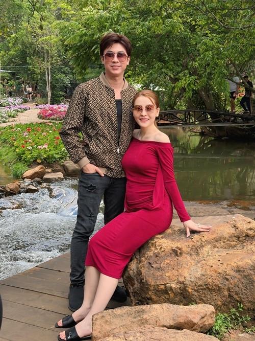 Mới đây, Hồ Việt Trung đăng ảnh bên Saka Trương Tuyền kèm dòng trạng thái ngắn gọn: “Chuẩn bị đón thêm thành viên mới…”. Ngay sau đó, nữ ca sĩ sinh năm 1990 cũng chia sẻ cảm xúc: “Cuối cùng ước mơ của mẹ cũng đã thành sự thật, chào mừng con đến với thế giới này, ba mẹ yêu con nhiều lắm”.