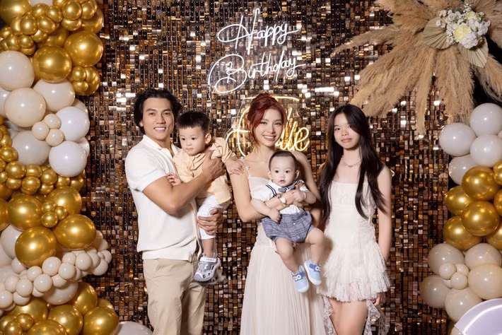 Phương Trinh Jolie chia sẻ, tuổi 37, cô nhận ra hạnh phúc không còn nằm ở những điều xa xôi, ồn ào mà ở buổi sáng thấy cả nhà cùng cười, buổi tối nghe tiếng con bi bô, là ánh mắt bình yên của người bên cạnh. Ảnh: FB Lý Bình.