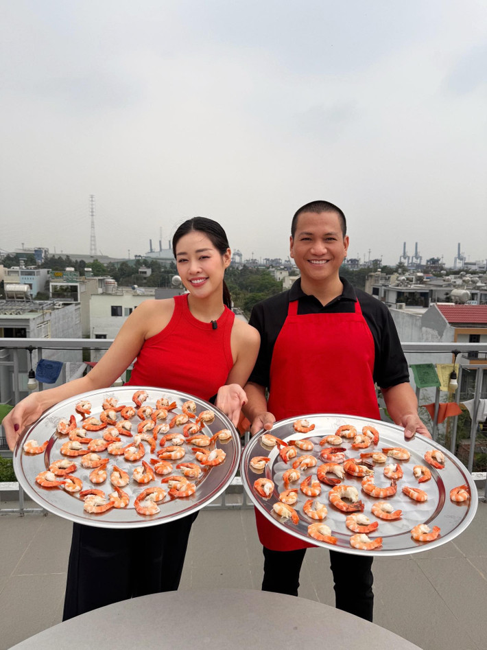 Khánh Vân kết hôn với nhiếp ảnh gia Nguyễn Long. Gần đây, cặp đôi gây chú ý khi thực hiện nhiều clip nấu ăn cùng nhau. Ảnh: FB Khánh Vân.