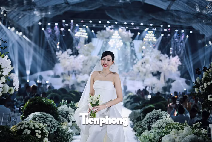 Tiệc cưới của Đỗ Thị Hà vào tối ngày 22/10 tại Quảng Trị có không gian đẹp lung linh. Theo Tiền Phong, rạp cưới rộng 3.000m2. Thực đơn tiệc cưới gồm 8 món ăn gồm súp bí đỏ, cá hồi áp chảo sốt chanh dây, caesar salad, tôm hùm hấp bia, bào ngư sốt nấm, lõi bò Mỹ sốt tiêu đen kèm bánh mì, xôi nhân chim hấp và bưởi Phúc Trạch. Ảnh: Tiền Phong.