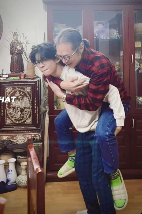 Chia sẻ với Znews, Trần Lực cho biết, Trần Tú có tính cách điềm đạm, thân thiết với bố và có nhiều sở thích như chơi trống, ca hát. Ảnh: Người Đưa Tin.