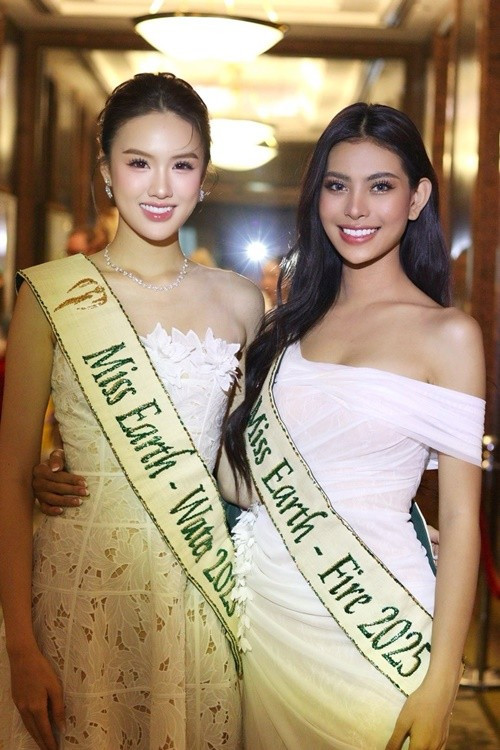 Mỹ Anh tươi rói bên Waree Ngamkham - mỹ nhân Thái Lan. Trong chung kết Miss Earth 2025, Waree giành danh hiệu á hậu 3. Ảnh: FB Trịnh Mỹ Anh.