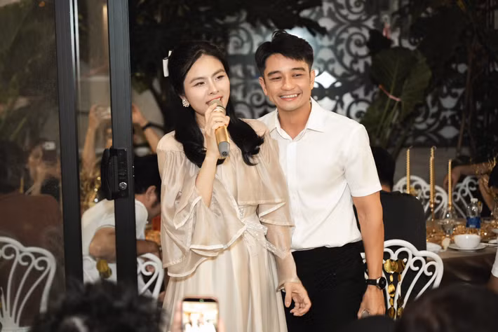 Trước đó, Vân Trang nhắn nhủ Quân Lê: "2 ngày nữa là tròn 10 năm về chung 1 nhà rồi. Nhắc nhẹ anh xã".