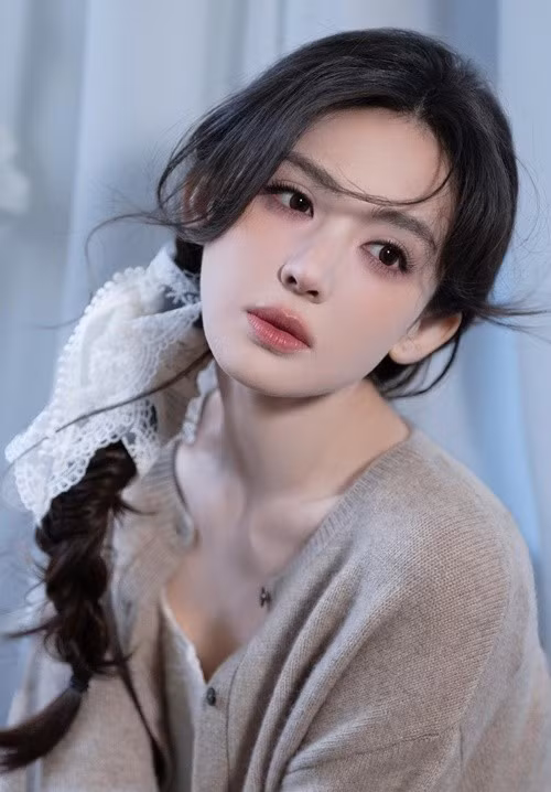 Gương mặt của Cổ Lực Na Trát hài hòa với sống mũi cao, đôi mắt sâu, đường viền khuôn mặt rõ nét, tạo nên vẻ đẹp vừa hiện đại vừa phảng phất nét cổ điển. Ảnh: Tiền Phong.