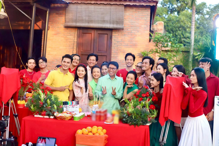 "Sau cưới, thay vì nắm tay vợ đi hưởng tuần trăng mật, tôi nắm 50 cuốn kịch bản, ôm vali, quay từ sáng tới tối. Tuần trăng mật gì mà toàn la hét – đập phá – say xỉn. Nhưng vai này xịn lắm nhé. Mọi người nhớ đón xem", nam diễn viên viết.