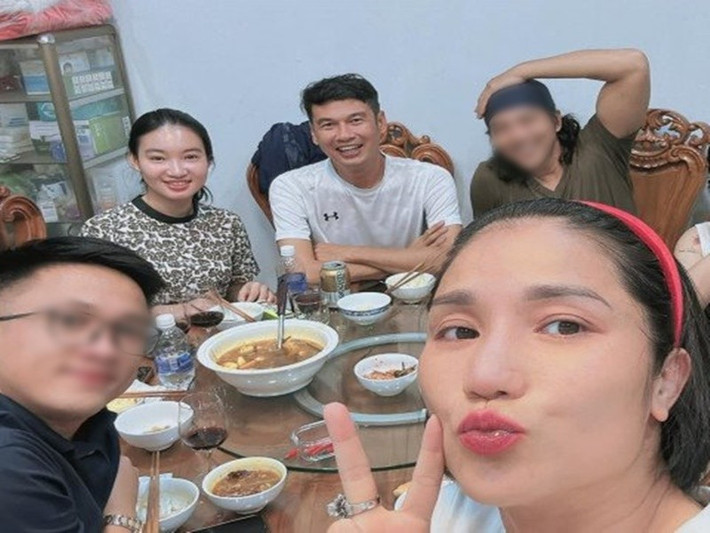 Trong một lần thưởng thức món ăn do Cát Tường chuẩn bị, Ngọc Thưởng khen: “Chị Tường nấu ăn ngon quá”. Ảnh: Arttimes.