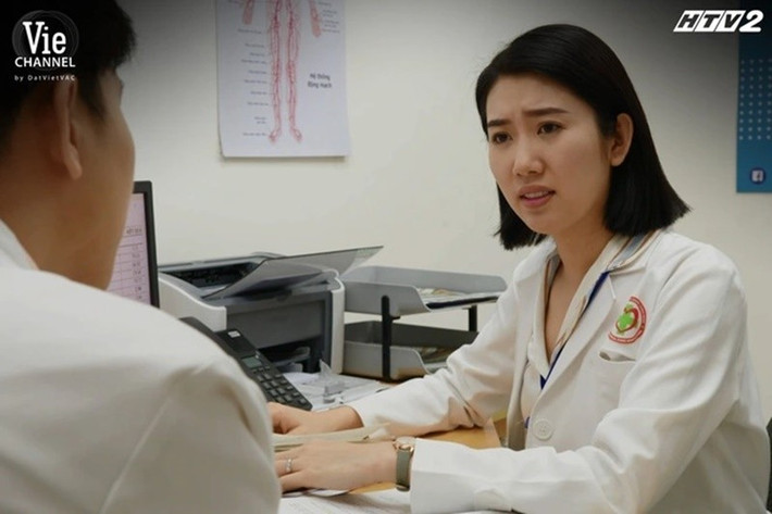 Năm 2021, Thúy Ngân tiếp tục được đánh giá cao về diễn xuất khi vào vai nữ bác sĩ Châu trong phim truyền hình Cây táo nở hoa. Ảnh: Người Lao Động.