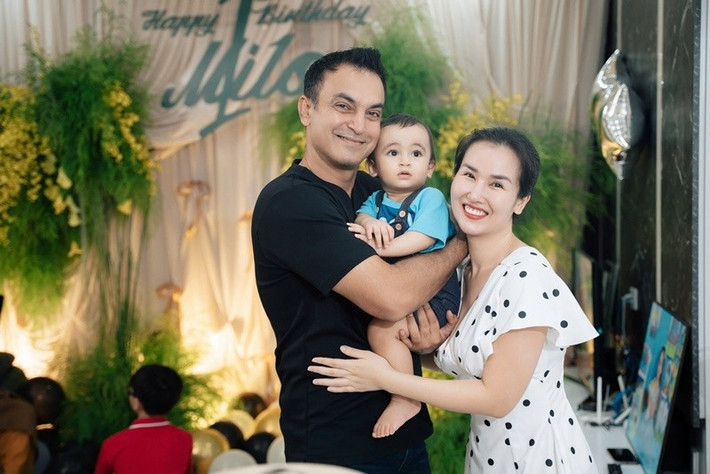 Nữ ca sĩ Võ Hạ Trâm và doanh nhân Vikas Chaudhary vừa tổ chức tiệc sinh nhật tại nhà cho bé Milo.