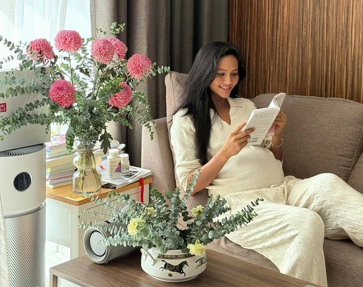 Mới đây, H’hen Niê dành nhiều thời gian đọc sách tại nhà. Ảnh: FB H'hen Niê.