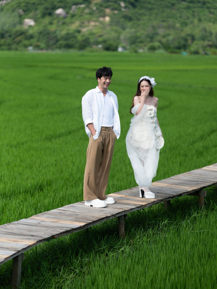 Cặp đôi nhắn nhủ các khách mời: "Niềm vui ngày cưới của Tài và Ngọc chỉ thật sự trọn nghĩa khi có những người thương bên cạnh. Từng ánh nhìn, nụ cười và cái ôm của quý vị là sự nâng đỡ ân tình, là món quà mà hai vợ chồng trân trọng suốt hành trình dài phía trước". Ảnh: FB Đoàn Minh Tài.