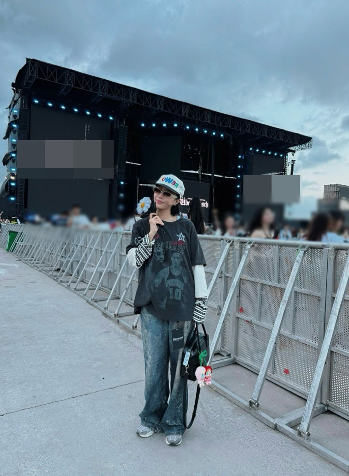 Diệu Nhi ăn mặc cá tính khi 'đu idol'. Ảnh: FB Diệu Nhi.