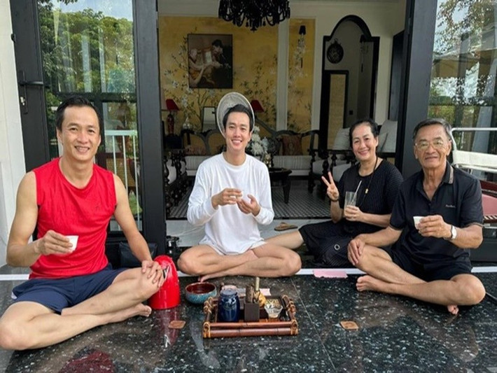 Theo Thế Giới Điện Ảnh, Quốc Trường cho biết ba mẹ luôn có mặt trên mỗi chặng đường của anh trong cuộc sống và cực kỳ ảnh hưởng đến các quyết định của anh. Không những vậy, ba mẹ còn là hình mẫu về một tình yêu cao thượng mà nam diễn viên còn phải học hỏi rất nhiều. "Mặc dù đã lớn tuổi, ba mẹ luôn dành cho nhau những tình cảm, yêu thương như thuở còn trẻ”, Quốc Trường bày tỏ.