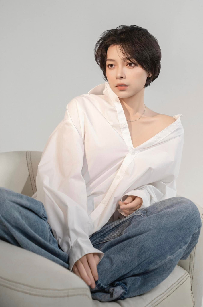 Nữ diễn viên phim Tử chiến trên không chuộng lối trang điểm thiên về tông tự nhiên – trong veo, nhấn nhẹ vào đôi môi hồng đất và má ửng, giúp tổng thể gương mặt cuốn hút hơn.