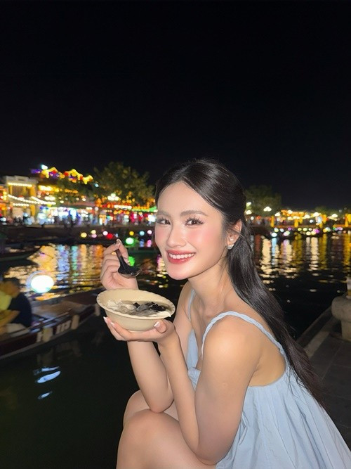 Huỳnh Trần Ý Nhi tranh thủ du lịch khi có chuyến công tác ở Hội An. Ảnh: FB Ý Nhi.