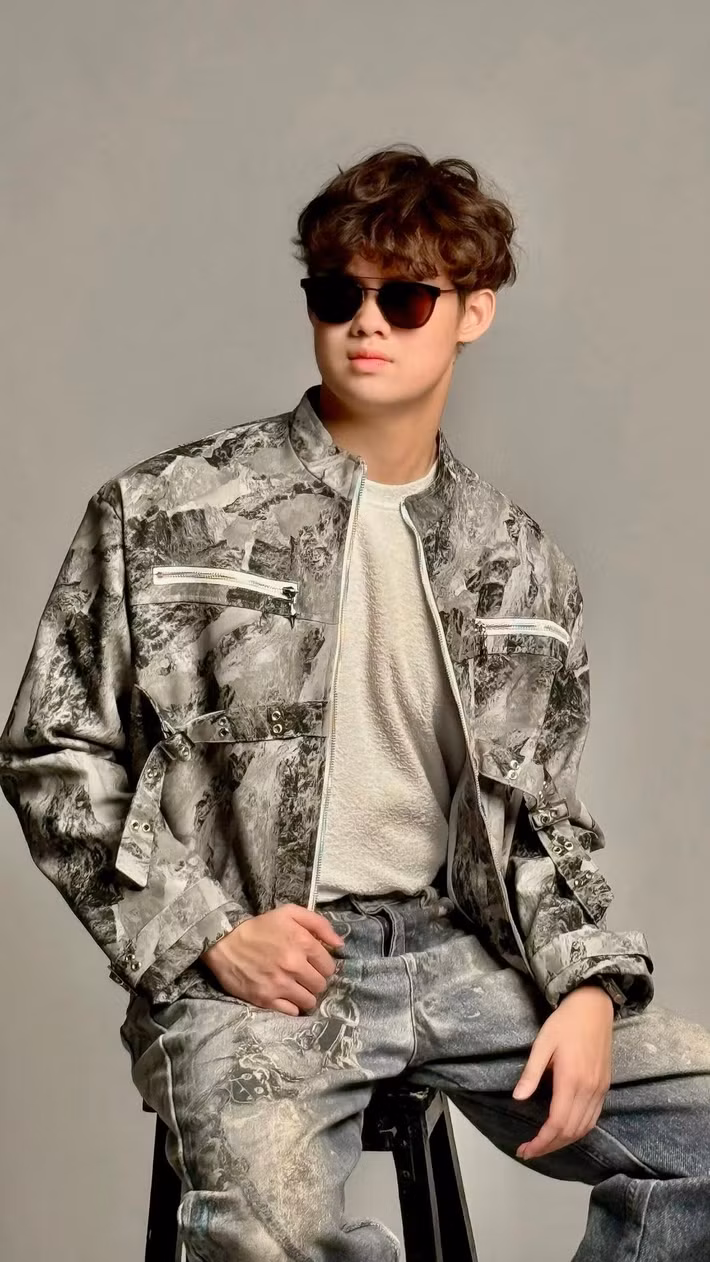 "Tôi bảo con cứ học hành tốt nghiệp đàng hoàng và tìm 1 công việc chính, còn nghệ thuật nếu thích cứ theo đuổi như ngành tay trái. Thế hệ Gen Z giờ năng động, sáng tạo nên tôi tin con nếu đủ đam mê sẽ cân bằng được”, Hiền Mai cho biết. Ảnh: FB Hiền Mai.