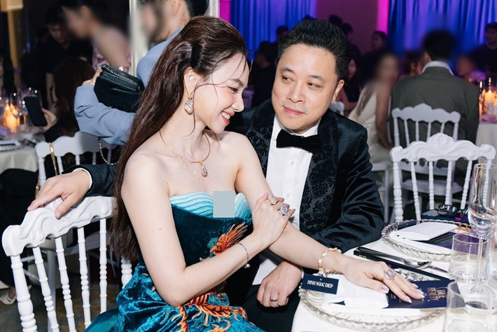 Victor Vũ được biết đến là đạo diễn của nhiều bộ phim điện ảnh thành công, trong khi Đinh Ngọc Diệp đồng hành cùng chồng trong nhiều dự án nghệ thuật.