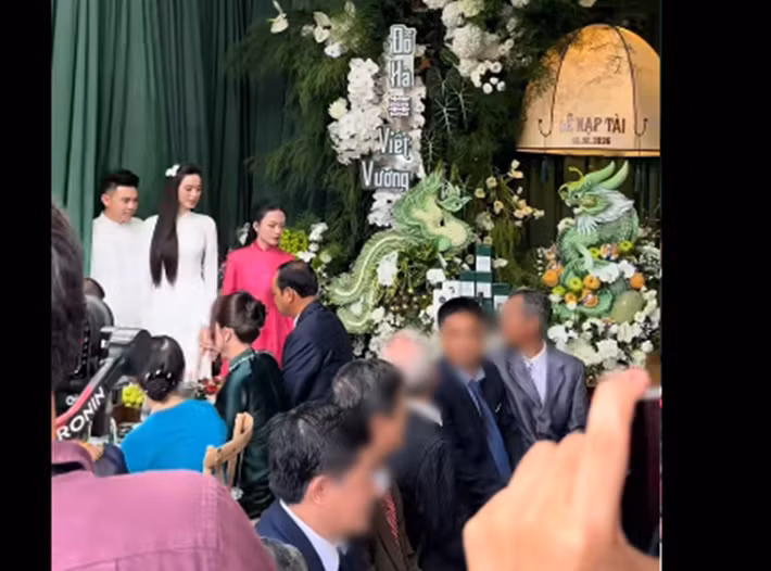 Bảo Anh trình diễn 4 ca khúc trong lễ ăn hỏi của Đỗ Thị Hà và doanh nhân Viết Vương. Ảnh: TikTok Bảo Anh.