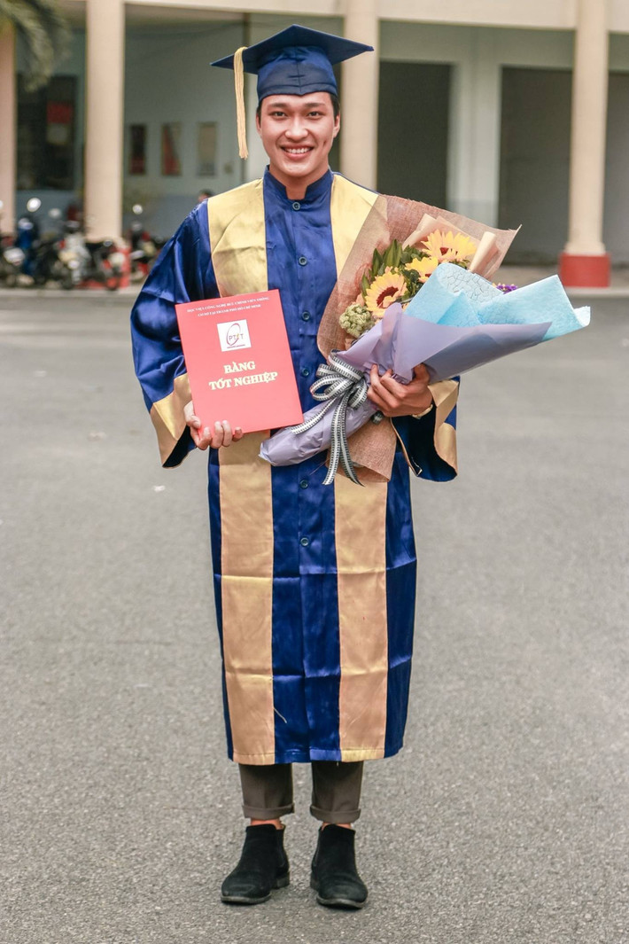 Khi đậu 2 trường đại học, nam diễn viên chọn trường chi phí thấp hơn. Năm 2018, Lâm Thanh Nhã tốt nghiệp đại học. Ảnh: FB Lâm Thanh Nhã.