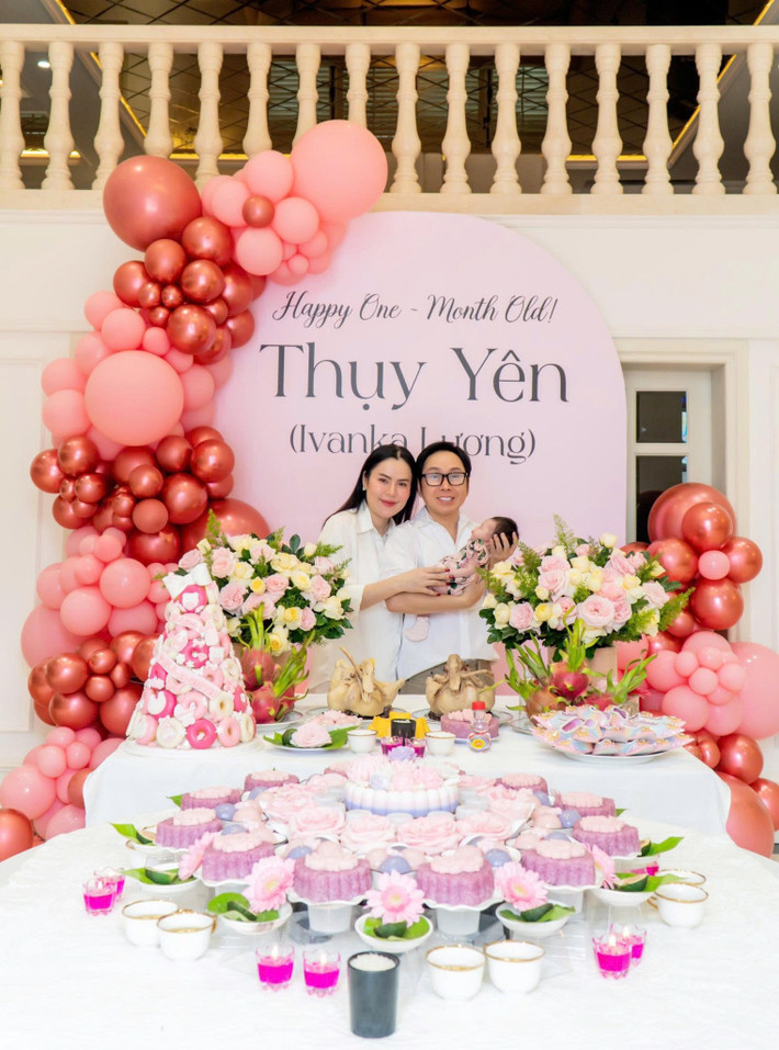 Sau bữa tiệc mừng con gái Thụy Yên tròn 1 tháng tuổi, Phương Lê tâm sự về việc làm mẹ bỉm sữa cũng như cuộc sống của Vũ Luân.