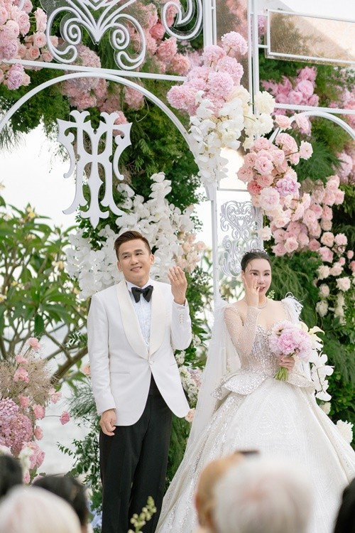 Hồ Quỳnh Hương còn bày tỏ, cô thực sự hạnh phúc, không chỉ vì tìm được nửa kia của mình, mà còn vì được nhiều người yêu thương, đồng hành và chia sẻ. Ảnh: FB Hồ Quỳnh Hương.