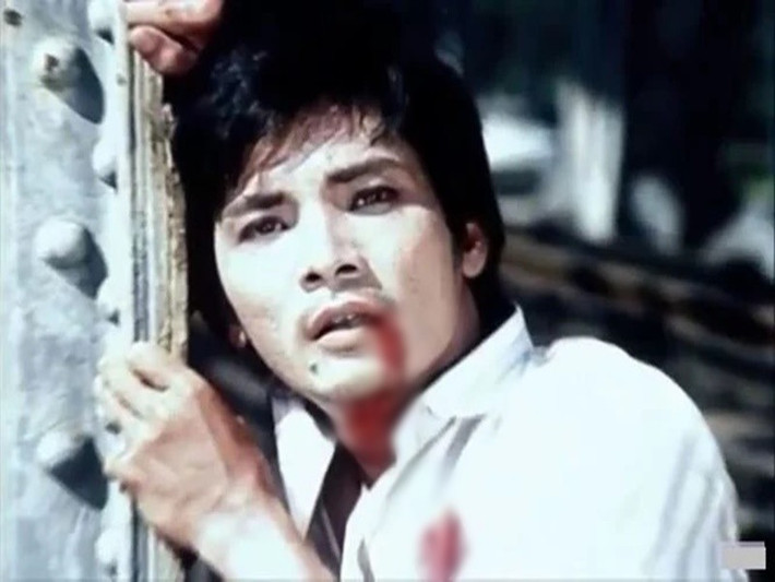 Theo Dân Việt, trong phim Biệt động Sài Gòn, Sáu Tâm liều mình cắt ngang đoàn xe đưa Thứ trưởng bộ Ngoại giao Mỹ, ném quả mìn nổ ngay trước đoàn xe hộ tống. Tuy nhiên, khi trận đánh bom khách sạn Caravel chuẩn bị tiến hành, Sáu Tâm bị Ba Cẩn giết hại trên cầu. Dân Việt.