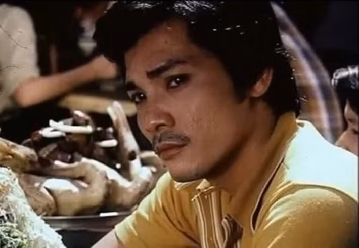 “Quả thật, tôi nghe xúc động lắm, vì khán giả và đồng nghiệp đã quá yêu mến vai diễn Sáu Tâm của mình. Nhưng cũng chính lý do này, tôi đã trả lời: "Hai anh cứ để em chết như thế. Vậy mới khiến mọi người thương và nhớ. Chứ sống lại, chắc gì đã hào hùng…", Thương Tín cho biết. Ảnh: Người Đưa Tin.