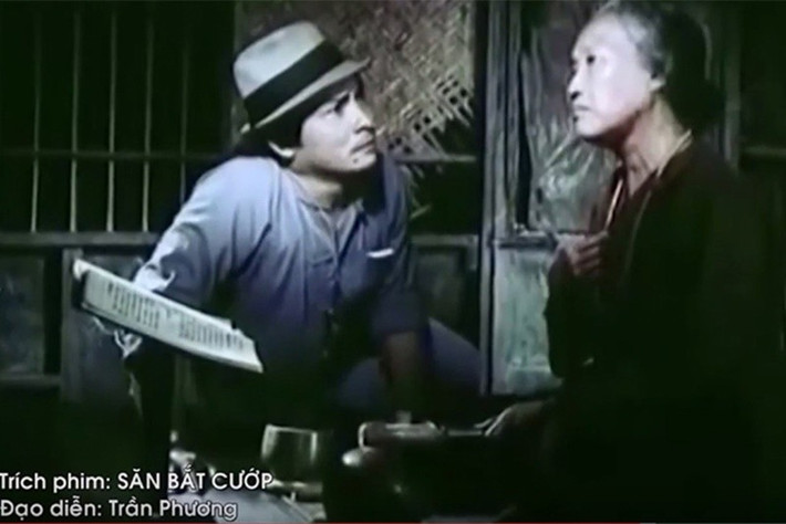 Thương Tín từng hóa thân thành tướng cướp Bạch Hải Đường trong phim Săn bắt cướp. Theo Người Lao Động, để hóa thân chân thật cho vai diễn, nam nghệ sĩ đã tìm hiểu nhiều về nhân vật, thậm chí đến phòng giam. Ảnh: Vietnamnet.